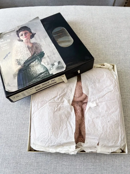 Vintage 1950s Bernat Mohairspun Shoulder Wrap Hand knit in original box - Picture 2 of 8